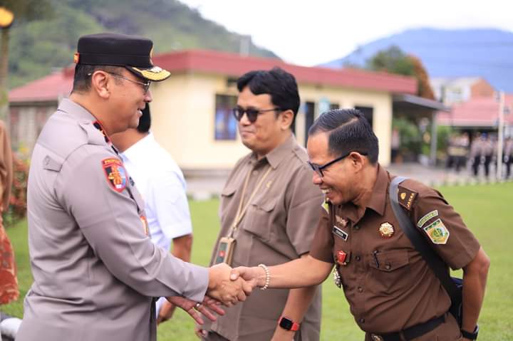 Waka Polda Sumbar bersalaman dengan Pejabat Kejari, saat lakukan kunjungan kerja ke Polres Padang Panjang, Rabu (24/1/2024) kemaren